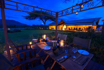 Asanja Moru: Dinner vor dem Camp