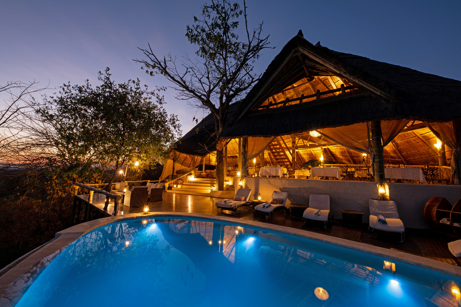 Ikuka Safari Camp Ikuka Safari Camp: Hauptgebäude bei Nacht
