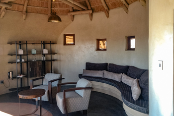 Kalahari Red Dunes Lodge: Lounge mit gebogenem Sofa