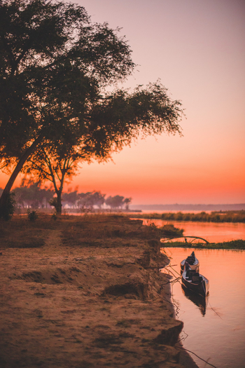 Kutali Camp Kutali Camp: Kanus vor dem Camp