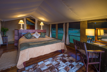 Little Governors' Camp Little Governors' Camp: Doppelbett und Schreibtisch