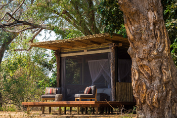 Little Ruckomechi Camp: Terasse vor Zelt