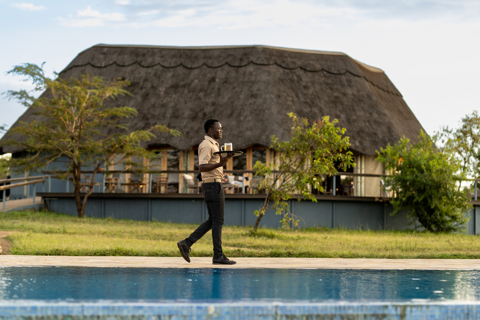 Mara Mara Tented Lodge Mara Mara Tented Lodge: Mitarbeiter am Pool mit Getränk