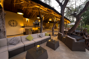 Mkulumadzi Lodge: Openair Lounge