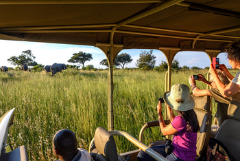 Namushasha River Lodge: Gäste beim Game Drive