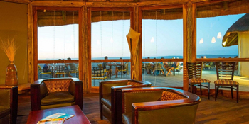 Sossus Dune Lodge Sossus Dune Lodge: Lounge mit Panoramafenster