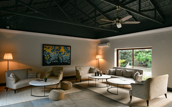 The Postcard Gir Wildlife Sanctuary: Sitzgruppen in der Lounge