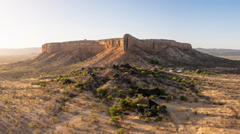 Vingerklip Lodge: Lage vor einem Tafelberg