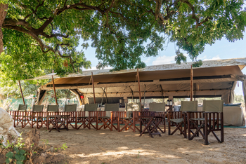 Zambezi Expeditions: Stühle im Camp