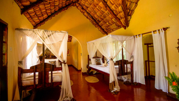 Arusha Safari Lodge: Schlafzimmer mit Himmelbetten und Moskitonetzen