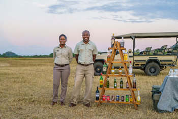 Bumi Hills Safari Lodge: Mitarbeiter und Regal mit Getränken