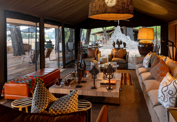 Kiri Camp: Lounge mit Coffee Table