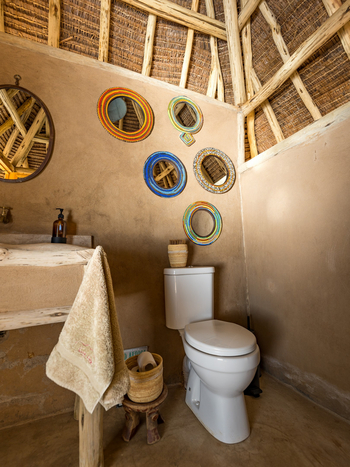 Koros Camp: Deko im zentralen Bad