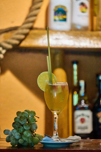 Migunga Tented Camp: Holztheke mit Trauben und Cocktail