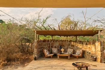 Mkomazi Wilderness Retreat: Safarilounge im goldenen Abendlicht