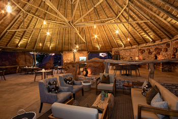 Ondjamba Hills: Lounge und Restaurant