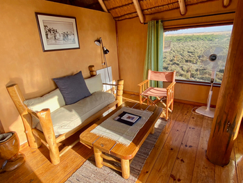 The Stiltz: Sofa und Tisch