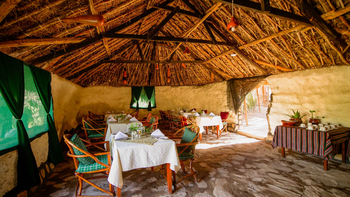 Tindiga Tented Camp: Rustikale Safari-Lounge mit gedeckten Holztischen