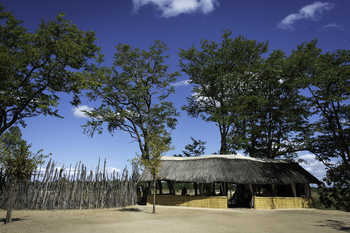 Zungulila Bushcamp: Eingan auf der Rückseite