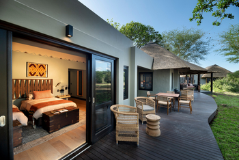 andBeyond Phinda Zuka Lodge: Schlafzimmer mit geometrischem Kopfteil und Terrasse