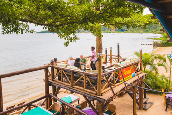 2 Friends Beach Hotel: Seeterrasse