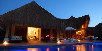 Azura Benguerra Island: Presidential Villa bei Nacht