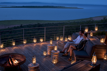 Bumi Hills Safari Lodge: Lagerfeuer in der Lodge