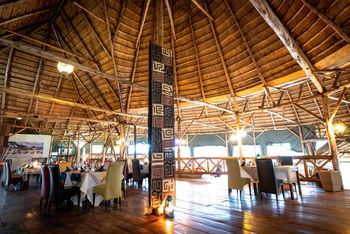 Crater Safari Lodge: Restaurant mit abgerollten Leinwänden