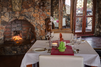 Eagle Tented Lodge: Kamin im Restaurant