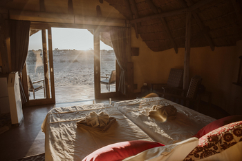 Kalahari Red Dunes Lodge: Blick aus einer Rundhütte