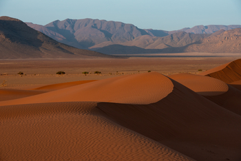 Kwessi Dunes: Dünen und Berglandschaft im Hintergrund