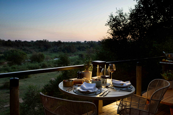 Lion Sands Tinveleti Treehouse: Intimes Buschdinner mit Rotwein