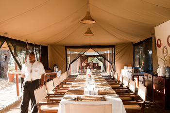 Mara Under Canvas: Großer Esstisch