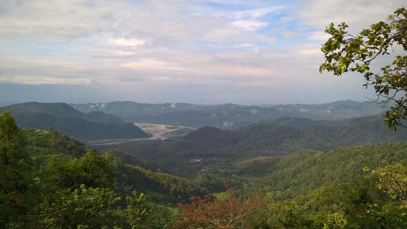 Paatlidun Safari Lodge Paatlidun Safari Lodge: Tal des Kosi River