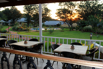 Pioneers Victoria Falls: Tische auf der Veranda