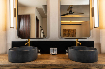 Sabi Sabi Bush Lodge: Elegante Badezimmer mit goldenen Armaturen