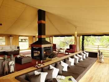 Serengeti Bushtops: Kamin in der Main Lounge