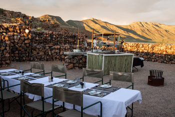 The Elegant Desert Camp: Esstisch