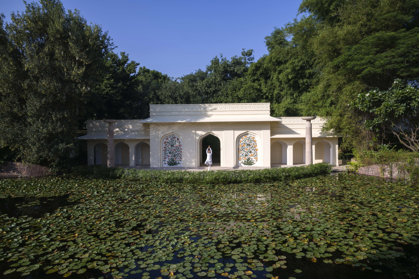The Oberoi Vanyavilas Wildlife Resort Ranthambore The Oberoi Vanyavilas Wildlife Resort Ranthambore: Yoga Meditation am Teich