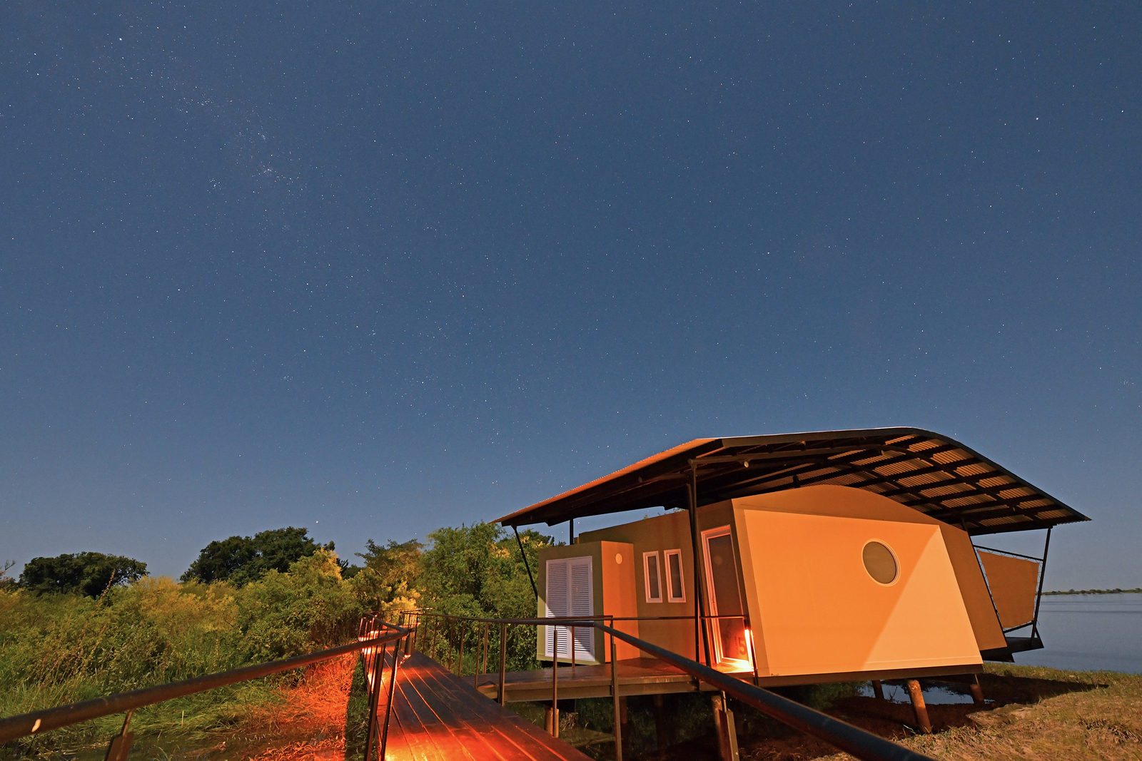 Zambezi Mubala Lodge Zambezi Mubala Lodge: Chalet bei Nacht