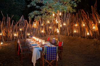 Beho Beho Camp: Beleuchteter Essbereich