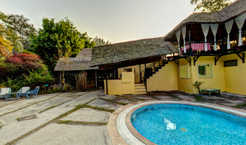 Jim's Jungle Retreat: Pool vor dem Haupthaus