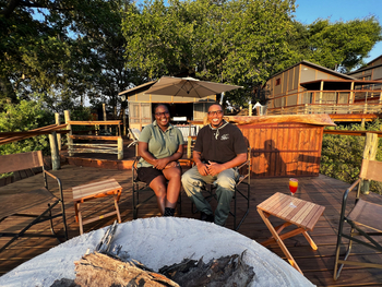 Kala Treehouse: Managerehepaar Sam und One