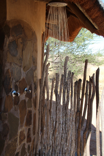 Kalahari Red Dunes Lodge: Außendusche