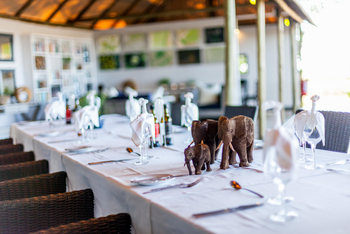 Kazile Island Lodge: Gedeckter Tisch