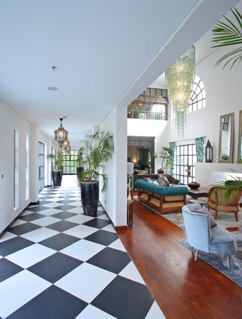 Latitude 0: Rezeption mit Lounge