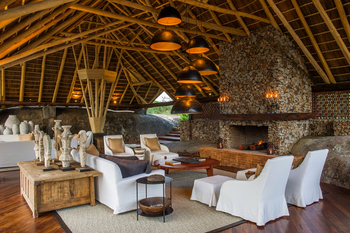 Legendary Mwiba Lodge: Lounge mit Kamin