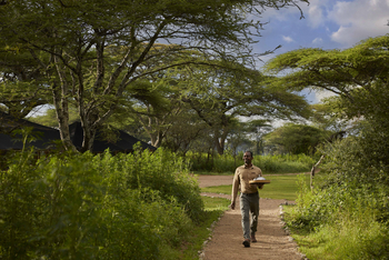 Legendary Songa Migrational Camp: Mitarbeiter vom Zimmerservice