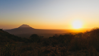 Mkomazi Wilderness Retreat: Sonnenaufgang über Bergsilhouetten und goldenem Busch