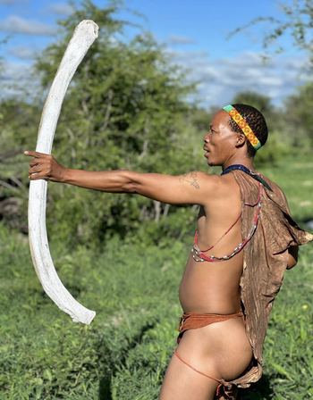 Moela Safari Lodge Moela Safari Lodge: San-Mann mit Elefantenrippe